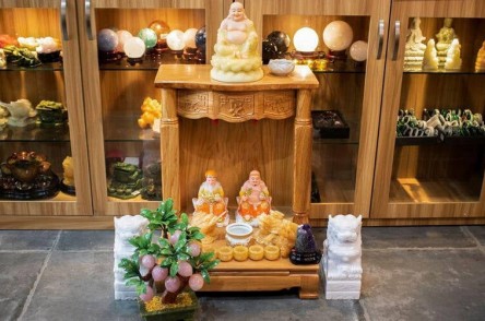 Bàn Thờ Thần Tài Là Gì? Ý Nghĩa, Cách Chọn Và Cách Đặt Chuẩn Cho Người Kinh Doanh