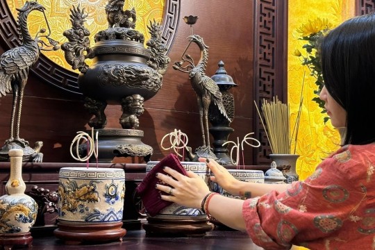 Hướng dẫn bao sái, rút tỉa chân nhang bàn thờ chuẩn phong thủy - Tránh phạm kỵ gây tán lộc