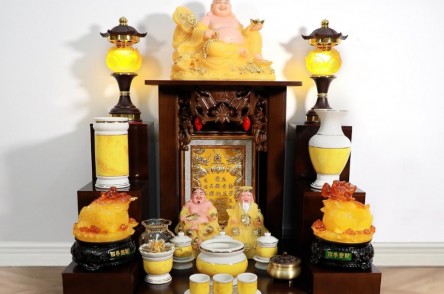 Có nên để đồ trên nóc bàn thờ Ông Địa? - Nên để đồ gì để thu hút tài lộc?