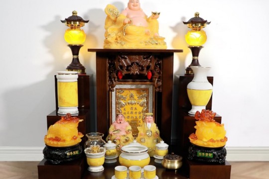 Có nên để đồ trên nóc bàn thờ Ông Địa? - Nên để đồ gì để thu hút tài lộc?