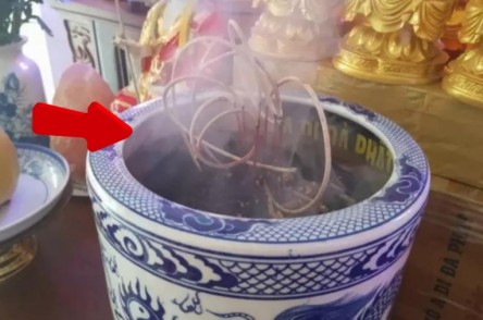 Bát hương quá đầy chân nhang: Là "Tụ Lộc" hay "Chặn đứng đường làm ăn"?