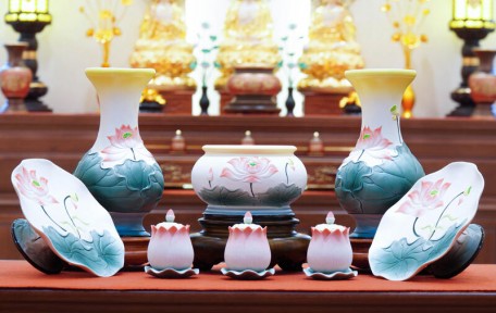 Bàn thờ Gia tiên nên để 1 hay 3 Bát hương? Quy tắc "Bất di bất dịch" để gia đạo yên ổn