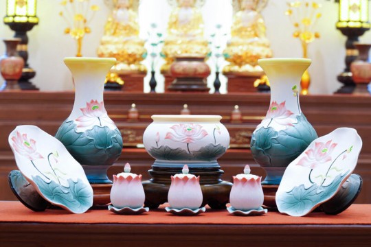 Bàn thờ Gia tiên nên để 1 hay 3 Bát hương? Quy tắc "Bất di bất dịch" để gia đạo yên ổn