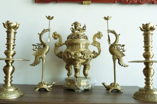 Bộ Tam Sự và Bộ Ngũ Sự là gì? - Cách chọn và bài trí Đỉnh Đồng, Hạc Thờ chuẩn phong thủy
