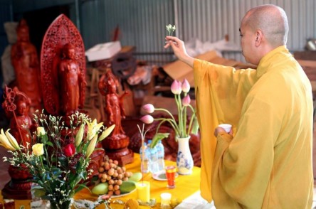 Đồ Thờ Cúng Có Cần Khai Quang Không? Giải Đáp Đúng Đắn Theo Quan Niệm Tâm Linh Và Phong Thủy 2026