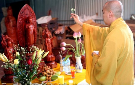Đồ Thờ Cúng Có Cần Khai Quang Không? Giải Đáp Đúng Đắn Theo Quan Niệm Tâm Linh Và Phong Thủy 2026