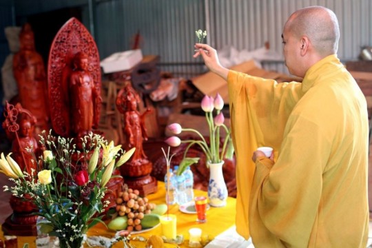 Đồ Thờ Cúng Có Cần Khai Quang Không? Giải Đáp Đúng Đắn Theo Quan Niệm Tâm Linh Và Phong Thủy 2026