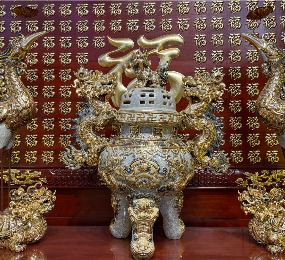dồ thờ men rạn đắp nổi