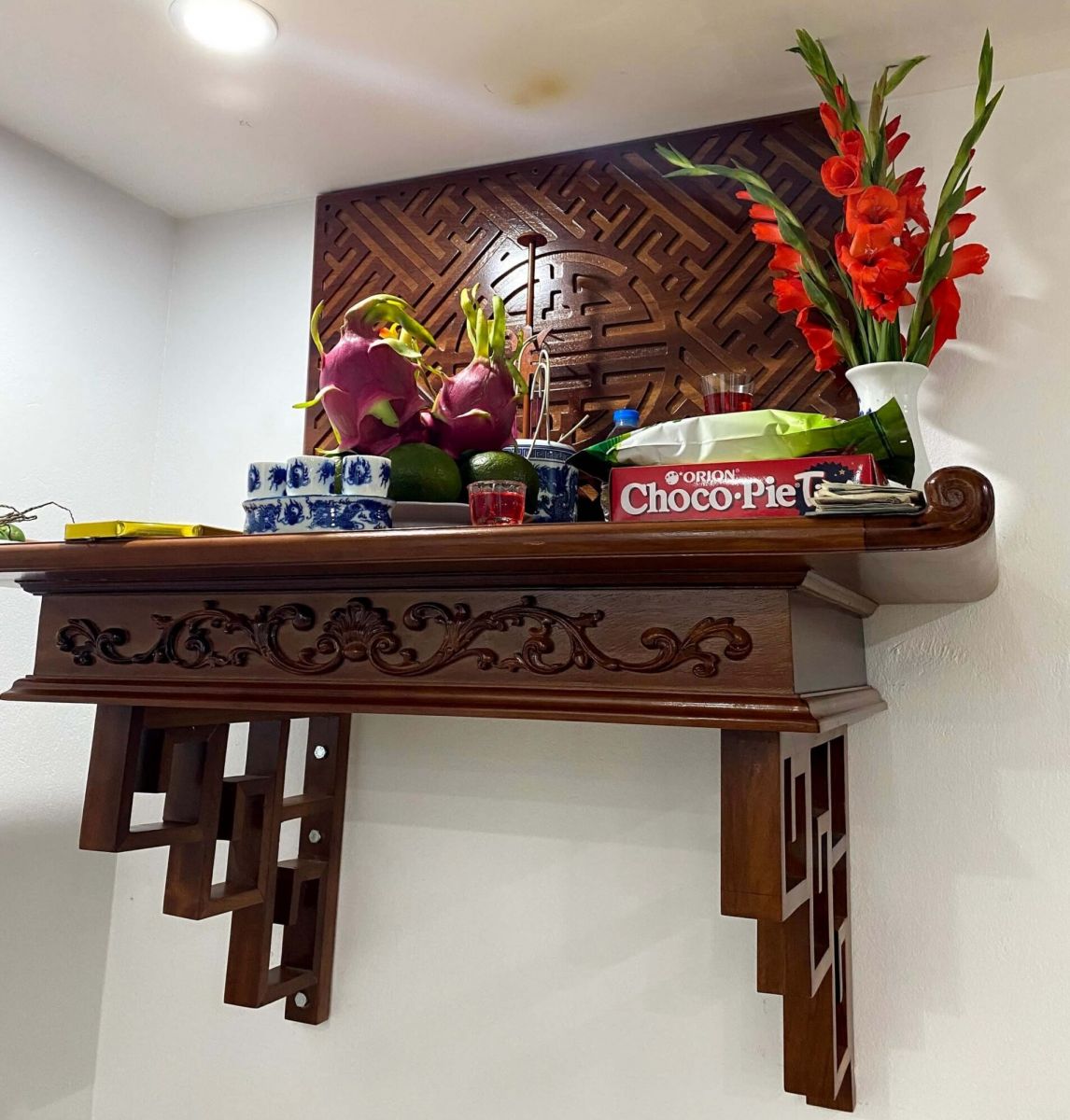 vì sao bàn thờ treo tường được ưa chuộng