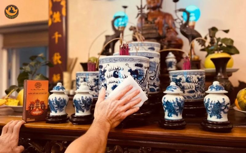 Nên lau dọn bàn thờ vào ngày nào