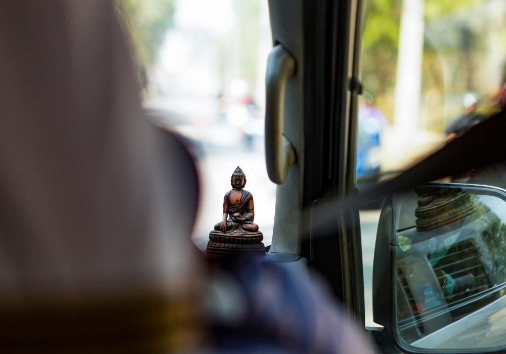 Có nên đặt tượng Phật trên xe ô tô
