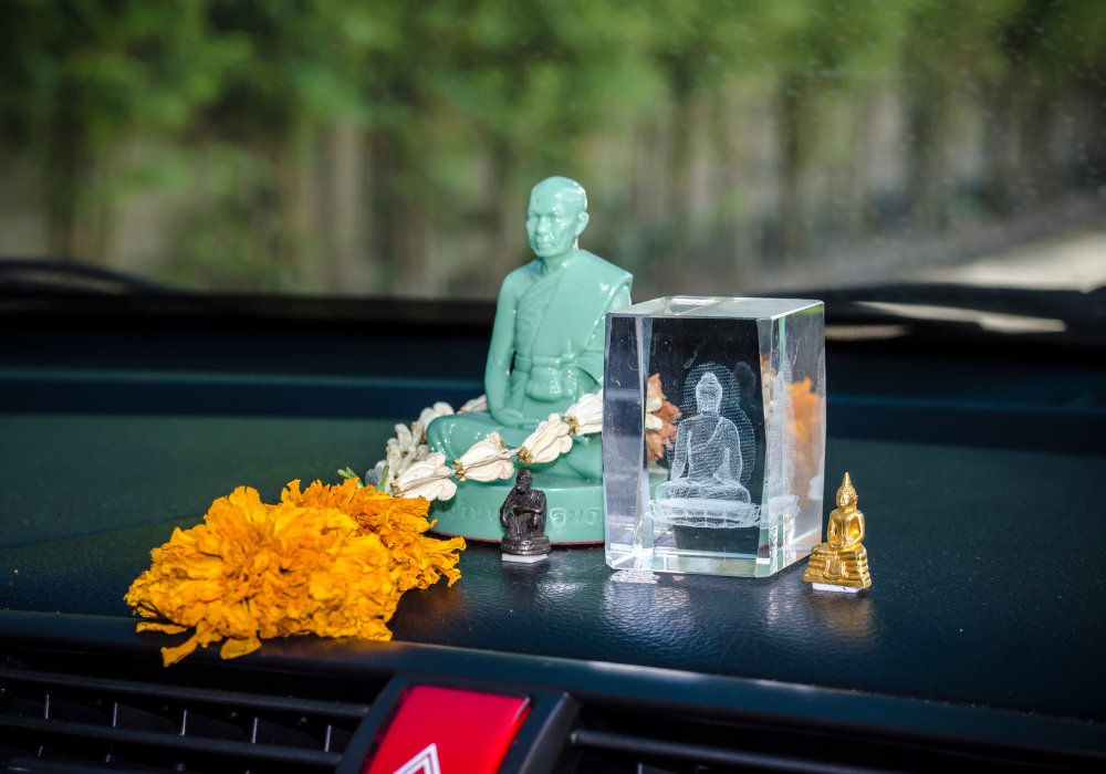 Có nên đặt tượng Phật trên xe ô tô