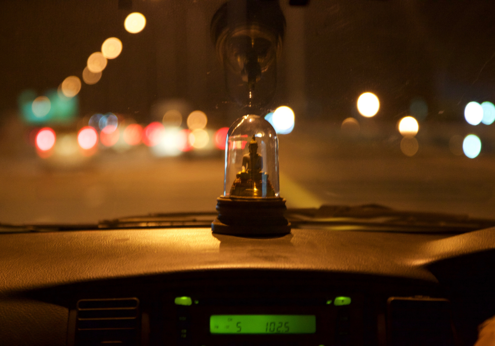 Có nên đặt tượng Phật trên xe ô tô